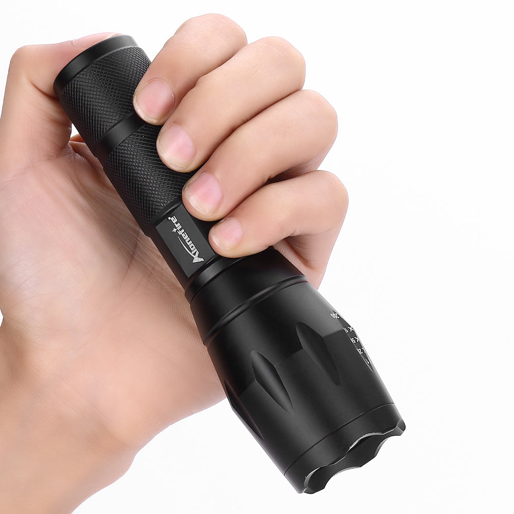 Intense Waterproof Zoomable Flashlight